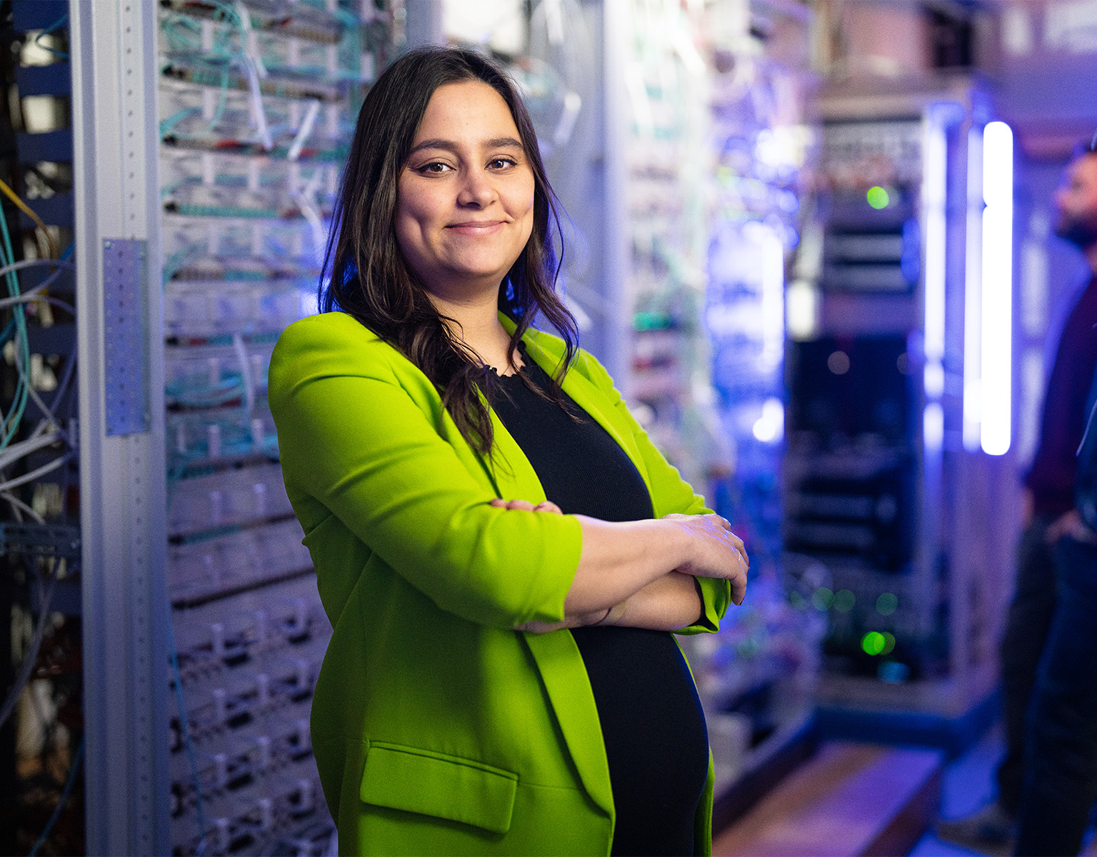 Bild: eine Frau steht vor einem Schaltschrank